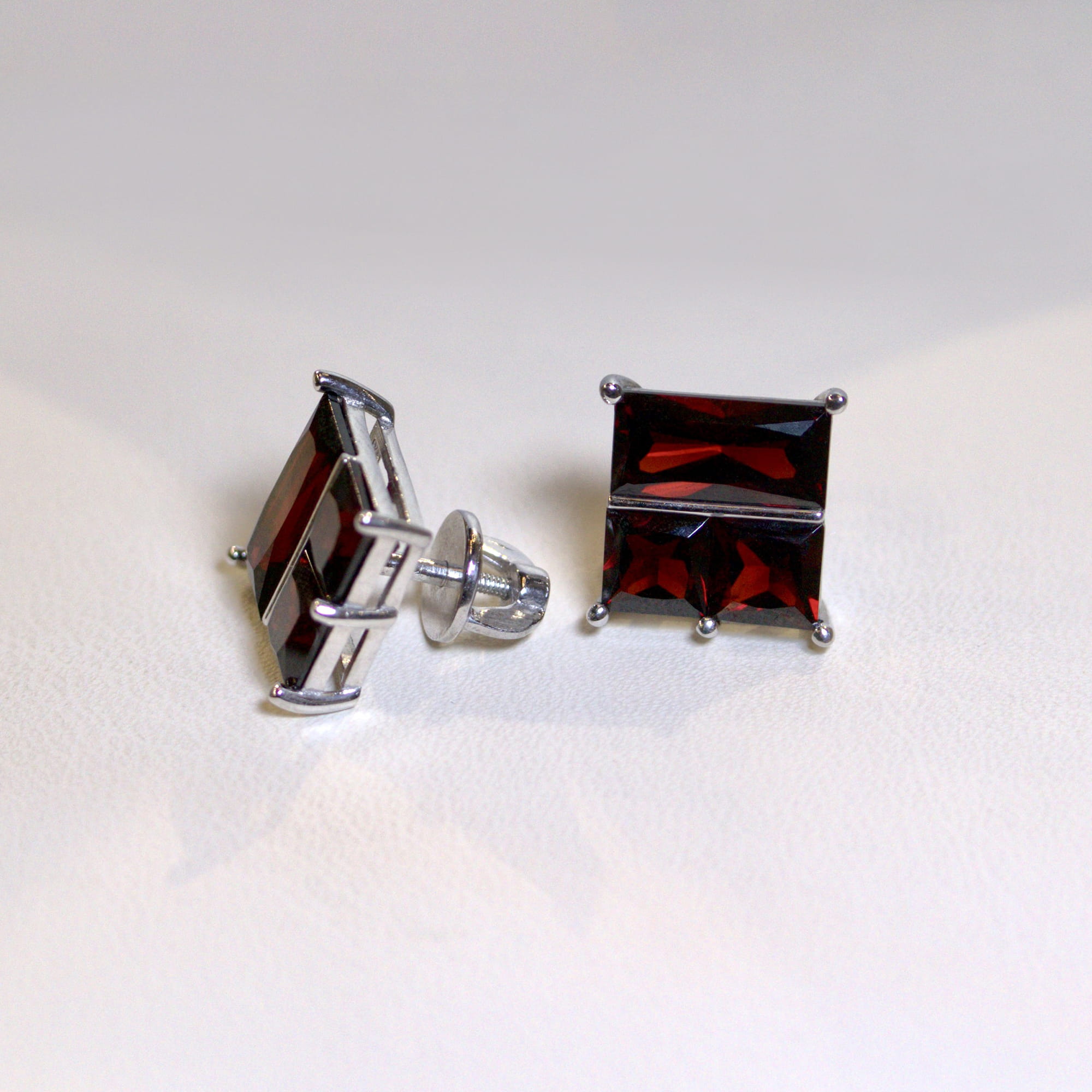 Серьги из серебра 925 пробы с гранатом ATMA 02-13-0091-2 Серебро 925 пр.