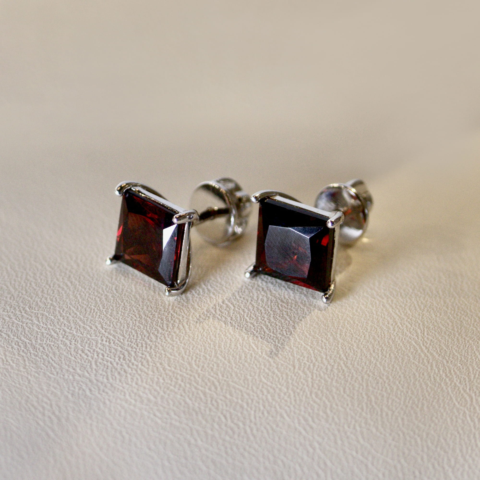Серьги из серебра 925 пробы с гранатом ATMA 02-13-0097 Серебро 925 пр.